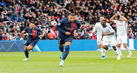 Psg Strasbourg Grâce à Mbappé Paris Est Devant à La Pause