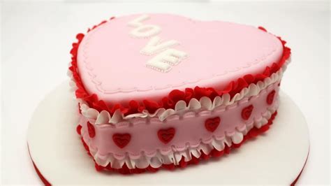 Torta Di San Valentino In Pasta Di Zucchero Valentines Day Cakes