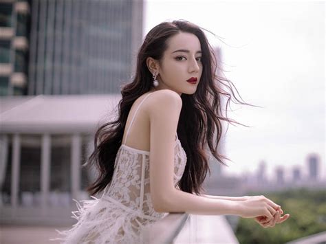 An Tây hot girl Cà Mau nhận điểm trừ vì diện váy xuyên thấu nhưng