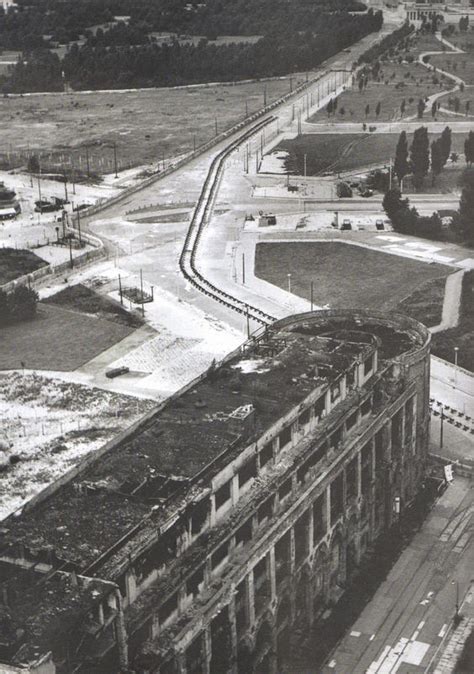 Berlin Mauer Am Potsdamer Platz Mit Der Ruinedes Haus Vaterland Auf