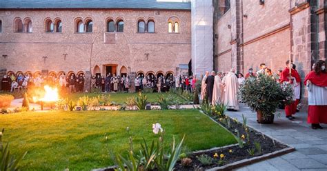 Osternacht In Der Bonner M Nsterbasilika Bonner M Nster