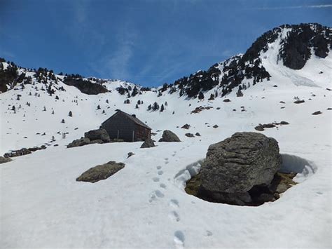 Refuge Du Larry M Tres D Altitude Sur La Commune D Urdos En