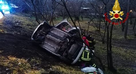 Avellino Gi Nel Dirupo Con L Auto Enne Resta Incastrato Nell Abitacolo