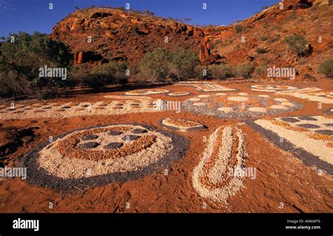 Aboriginal sand painting outback Australia Stock Photo - Alamy