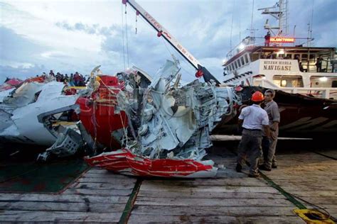 Foto Gambar Puing Puing Pesawat Airasia Qz Reudoc