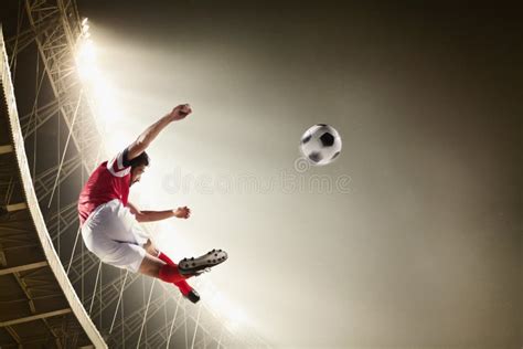 Atleta Que Golpea El Bal N De F Tbol Con El Pie En Estadio Imagen De