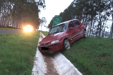 Motorista Perde Controle Da Dire O E Cai Em Valeta Na Ms Portal