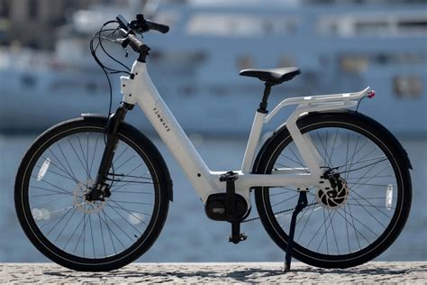 La Tenways AGO T es una bici eléctrica urbana con transmisión Enviolo y