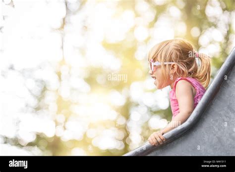 Jeune Fille Sur Toboggan Banque De Photographies Et Dimages à Haute