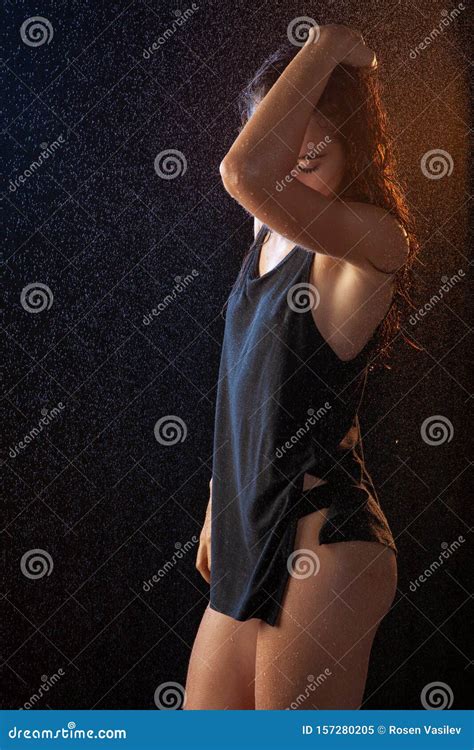 Brunette Mojada Sexy En Bikini Y Camisa Deportivos Negros Imagen De Archivo Imagen De Retrato