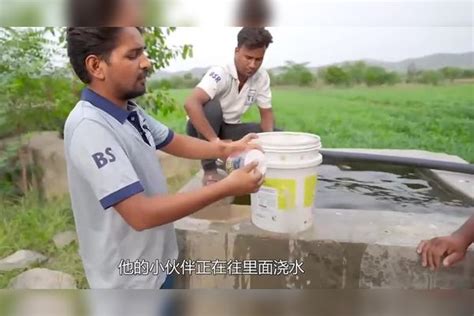 小哥尝试作死实验，把女友粘在床上用胶带捆绑，毫无求生欲！床上女友胶带