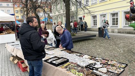 Oława Na Rynku trwa jarmark wielkanocny I polityczny