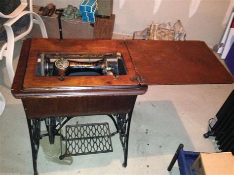 Antique 1910 Singer Sewing Machine In Cabinet With Foot Treadle