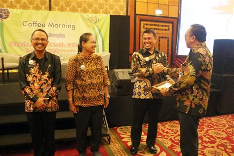 Poltekpel Surabaya Beri Penghargaan “The Best Of Partnership” – Politeknik Pelayaran Surabaya