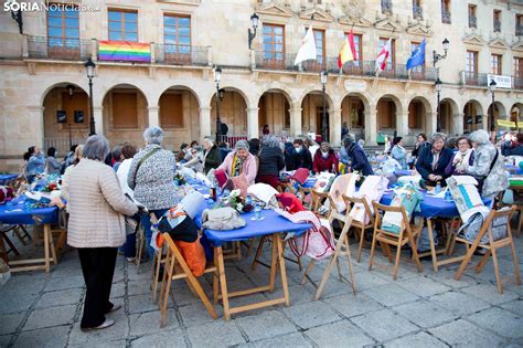 Galer A Decenas De Encajeras De Bolillos Unen Su Arte Y Maestr A En