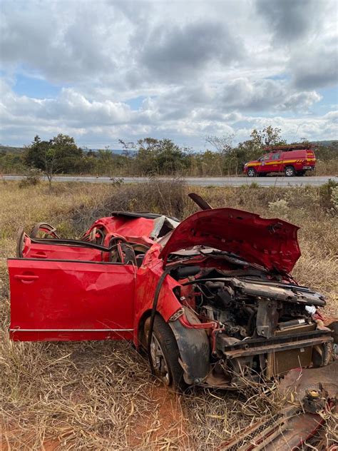 Mulher morre após capotar carro em acidente na MGC 451 em Diamantina