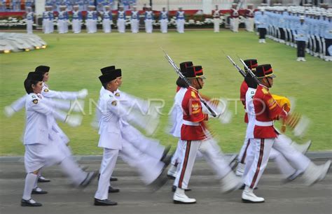 UPACARA PENURUNAN BENDERA PUSAKA ANTARA Foto