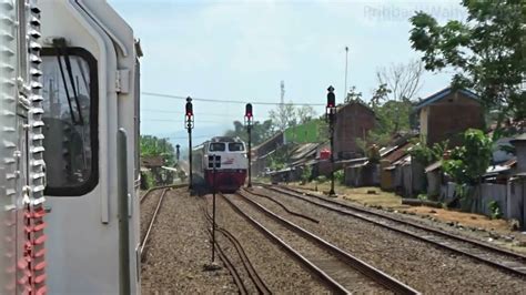 KA203 Kutojaya Selatan Tunggu Silang KA80 Lodaya Di Stasiun