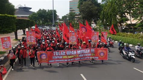 Buruh Jawa Tengah Gelar Demo Di Kantor Gubernur Jawa Tengah Tuntut