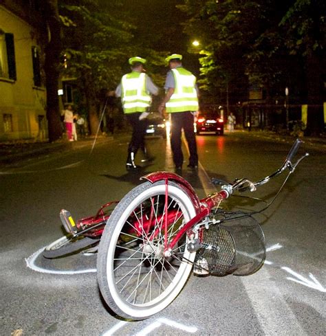 Travolta In Bici Mentre In Vacanza Morta Una Studentessa Di Anni