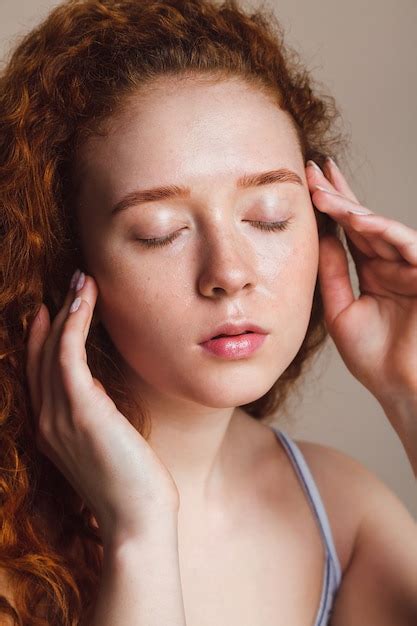 Una Hermosa Chica Pelirroja Se Lav La Cara Y Cerr Los Ojos Concepto