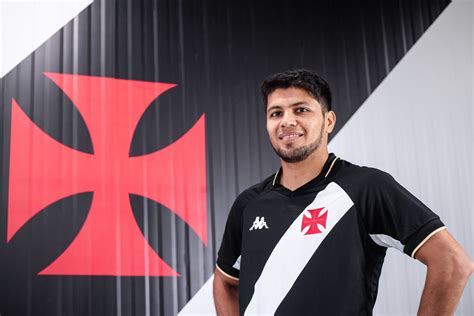 Vasco Anuncia Contrata O Do Zagueiro Paraguaio Robert Rojas