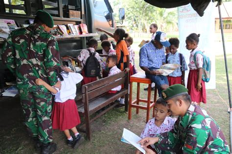 Cerdaskan Anak Papua Satgas Yonif MR 411 Gelar Perpustakaan Keliling