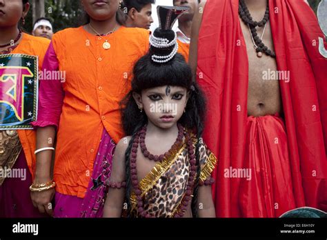 Dhaka Dhaka Bangladesh 17 Aug 2014 Un Niño Vestido De Bangladesh Como Dios Hindú Shiva El