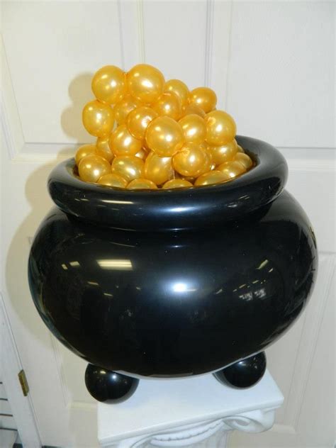 Mini Pot of Gold Balloon Sculpture Centerpiece | Halloween balloons ...