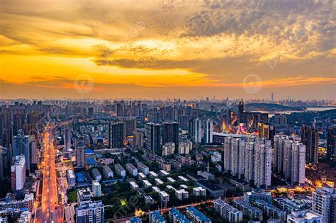 Vista Nocturna De La Ciudad De Wuhan Iluminada Por La Noche Fondos