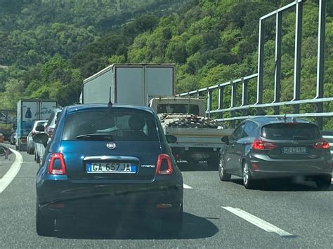 Grave Incidente Sull Autostrada A12 Tra Recco E Nervi Auto In Coda