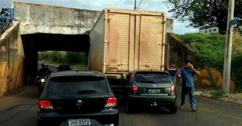 G Caminh O Fica Preso Ao Passar Por Baixo De Viaduto Em Uberl Ndia