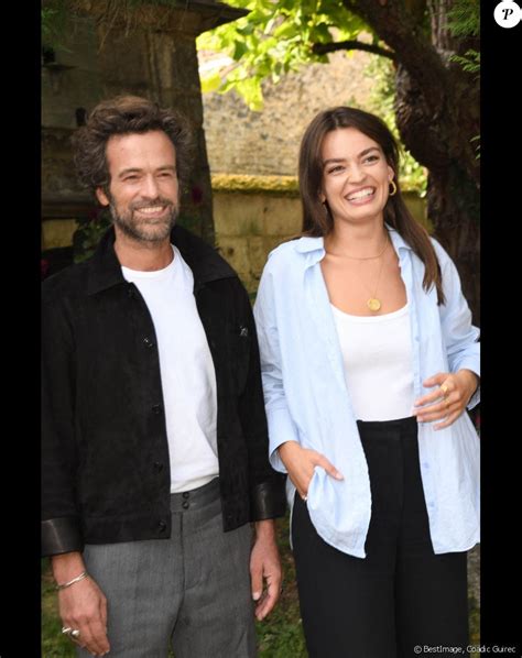 Romain Duris Et Emma Mackey Sex Education Complices Au Festival D Angoul Me Le Diaporama