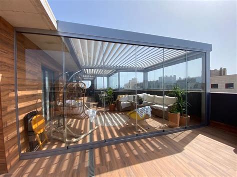 Ático de lujo con pérgola bioclimática y cortinas de cristal