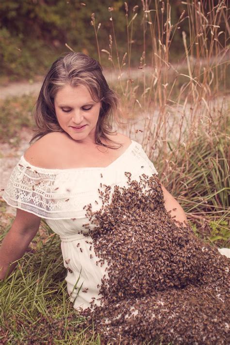 Ohio Mom Poses For Maternity Photo With 20 000 Bees Huffpost Life