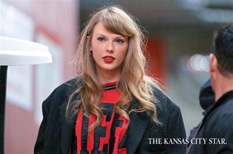 34 photos of Taylor Swift in Kansas City (and Travis Kelce, too) for