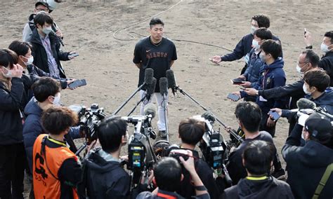 ＜巨人・宮崎キャンプ＞キャンプ初日の練習を終えて報道陣に囲まれる浅野（撮影・尾崎 有希） ― スポニチ Sponichi Annex 野球