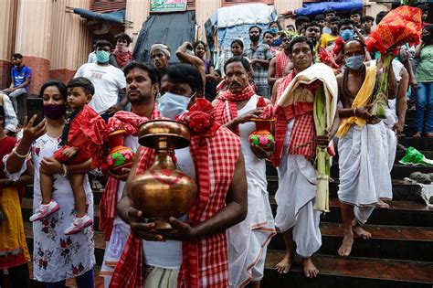 Trt World Now On Twitter In Pictures Hindus Perform Rituals On The