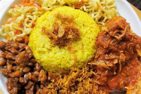 Resep Nasi Kuning Lengkap Dengan Telur Dadar Iris Perkedel Dan Orek