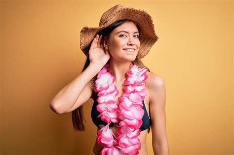 Joven Hermosa Mujer Con Ojos Azules En Vacaciones Vistiendo Bikini Y Hawaiana Lei Sonriendo Con