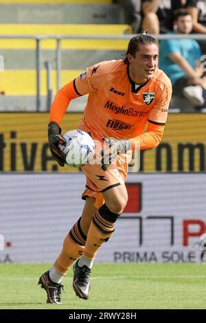 El portero italiano de Frosinone Stefano Turati controla el balón