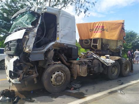 Prf Registra Acidente Entre Carreta E Caminh O Na Br Em Luz