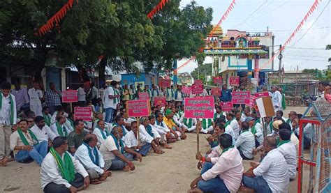 Farmers Continue To Protest Against Govts Failure To Implement Crop