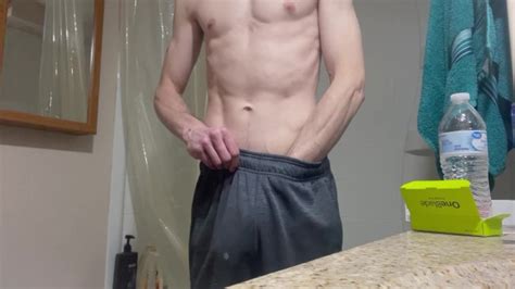 Horny Mec En Forme Joue Avec Une énorme Bite Dans La Salle De Bain Grosse éjaculation En Solo