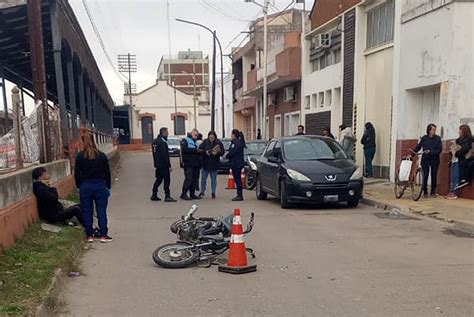 Motociclista atropelló a una inspectora de tránsito mientras intentaba