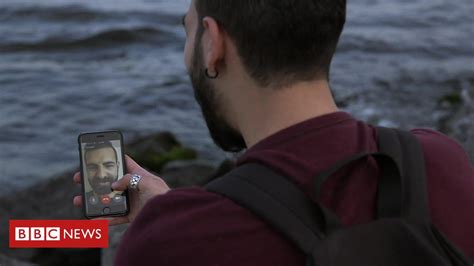 Casal gay sírio separado após fuga sonha reencontro BBC News Brasil