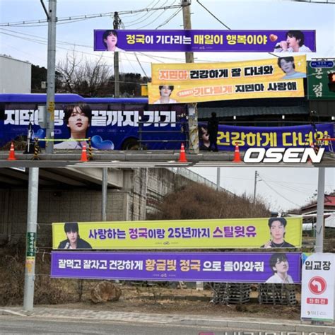 Hot rần rần ảnh hiếm của Jimin Jungkook BTS trong quân đội chỉ lộ mỗi đôi mắt cũng đủ gây