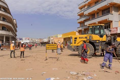 Lubumbashi Les Engins De Chantier Sur Lavenue Moero Pour Sa