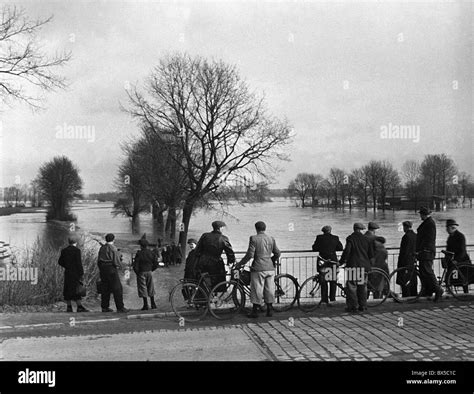 Hochwasser Hochwasser Hochwasser Hochwasser Schwarzweiß Stockfotos Und