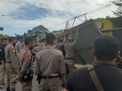 Sering Picu Kemacetan Satpol Bongkar Lapak Pkl Di Sepanjang Jalan Aru